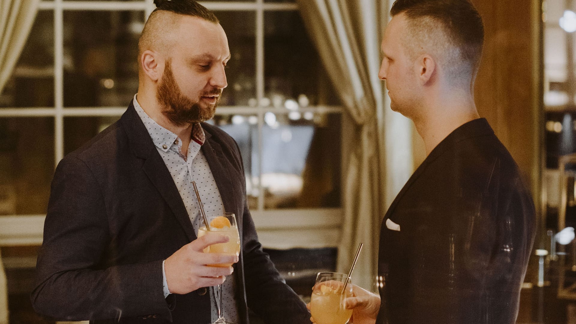 Dwóch mężczyzn pije whisky na spotkaniu w hotelu